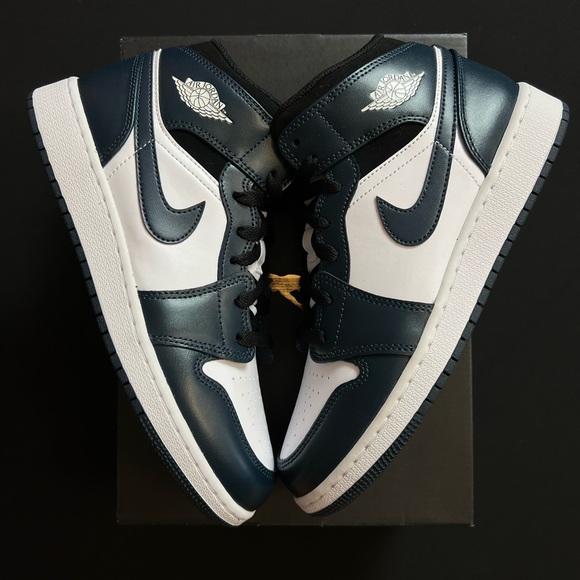 Nike Air Jordan 1 Mid (GS) - Picture 2 of 5